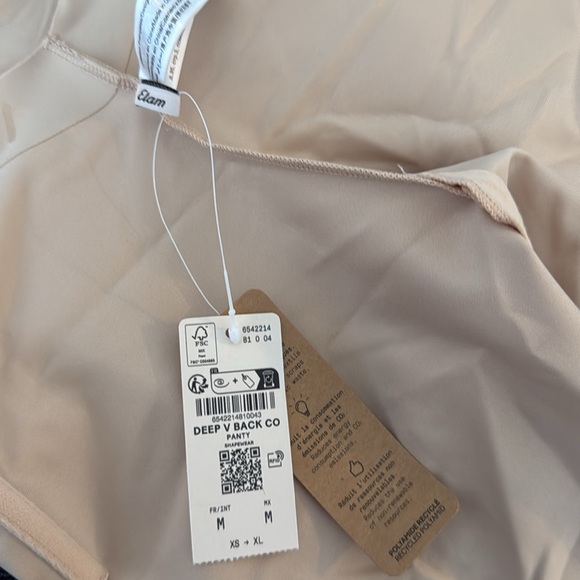 Deep V Shapewear Shorts - Picture 2 of 5